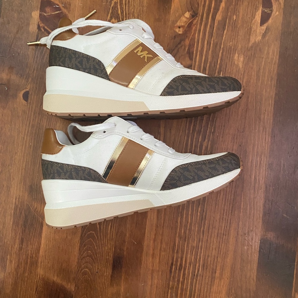 Michael Kors Women’s Wedge Sneakers. Size: 8.5
Gently used great condition. 🤎 - Picture 2 of 14